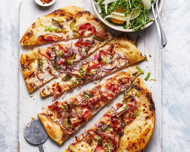 Speedy pizza with onions and smoked pancetta