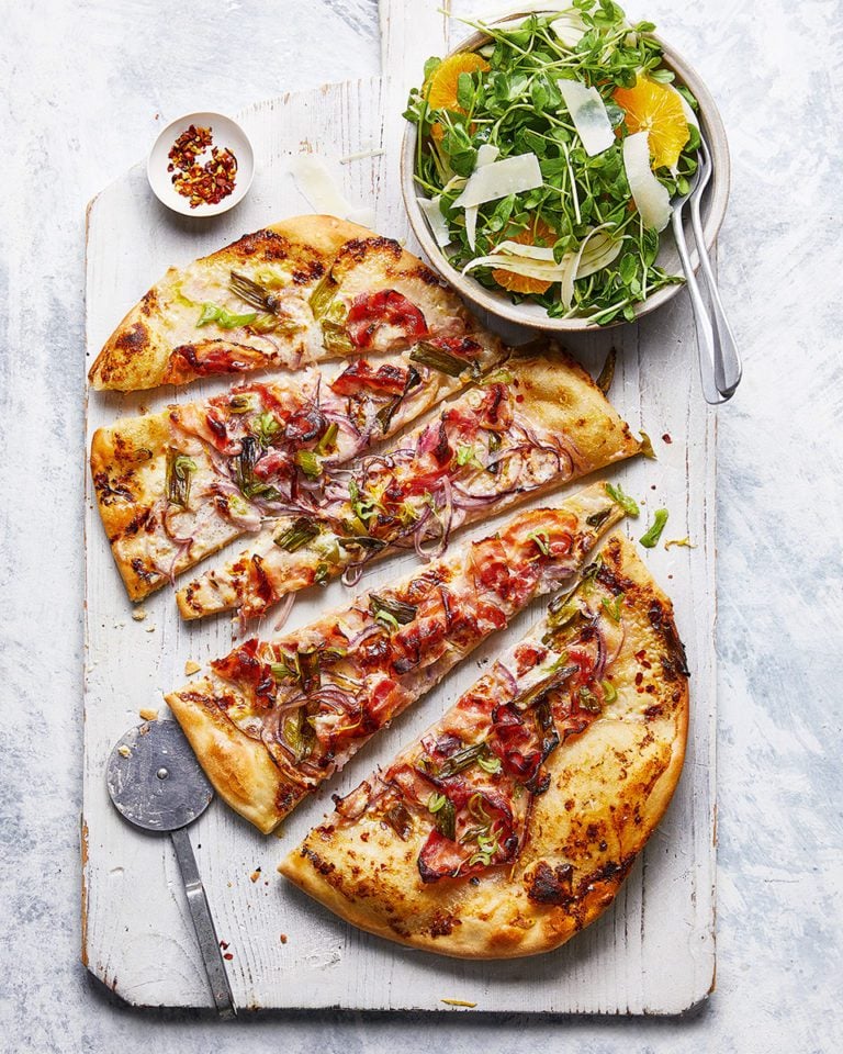 Speedy pizza with onions and smoked pancetta