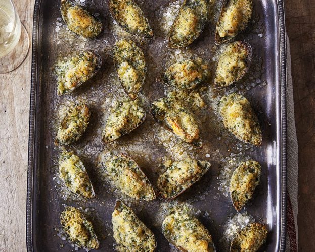 Grilled mussels with garlic and parsley