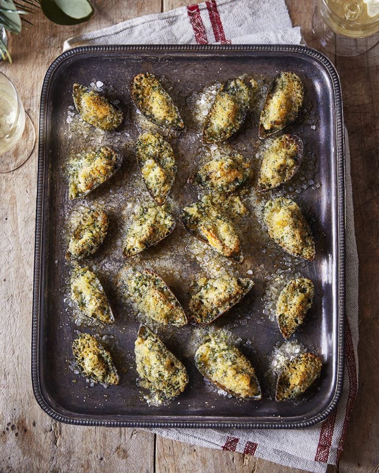 Grilled mussels with garlic and parsley