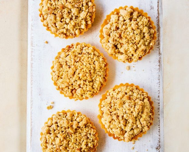 Mini apple crumble pies