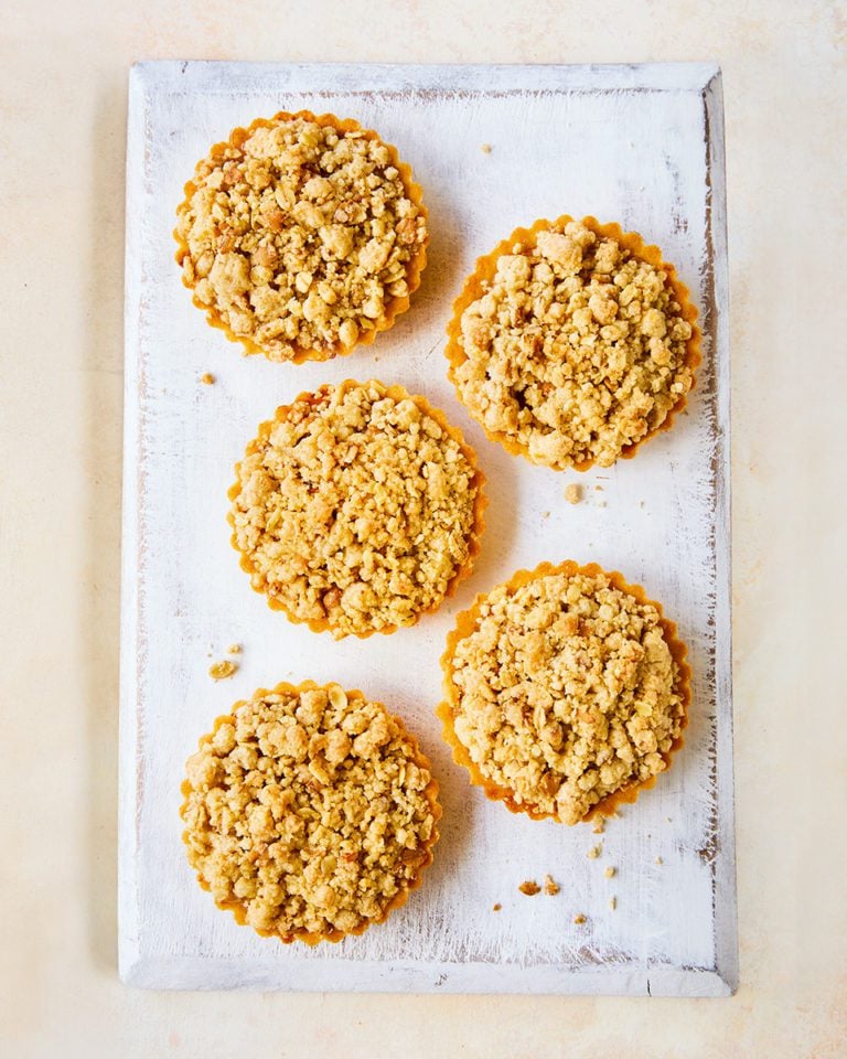 Mini apple crumble pies