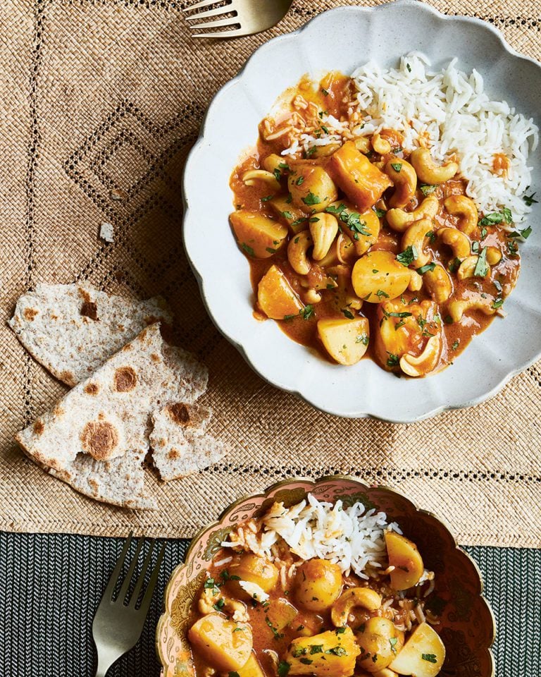 Potato, pineapple and cashew curry