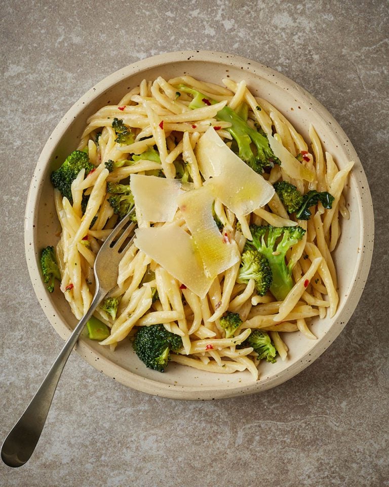 Speedy anchovy and broccoli pasta