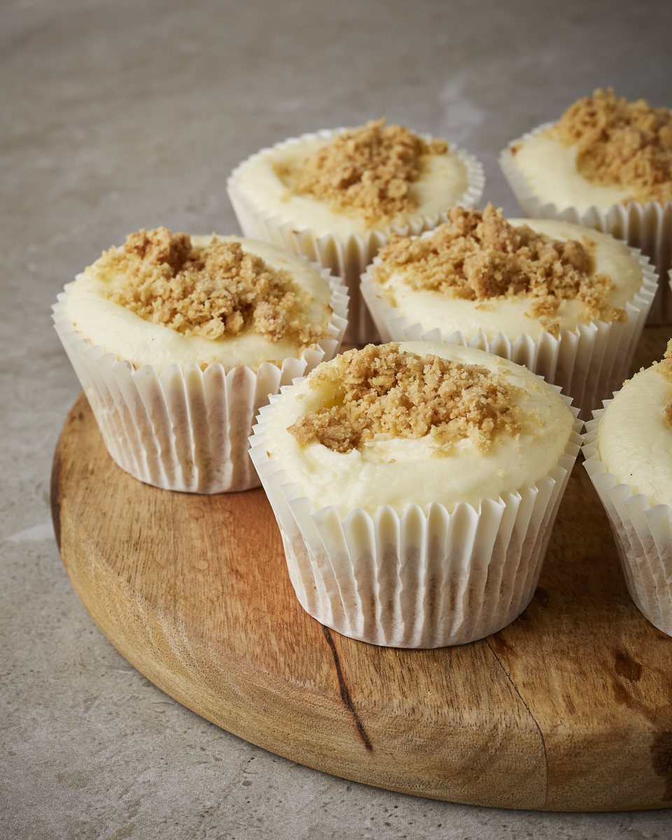 Apple crumble cupcakes delicious. magazine
