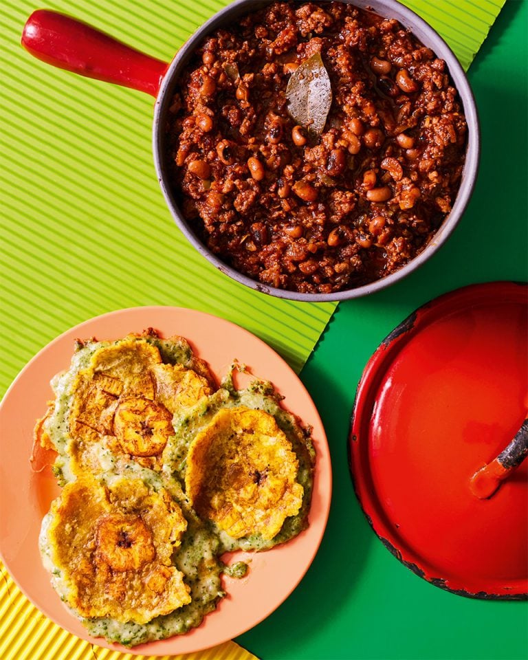 Turkey and black-eyed bean chilli with cheese-stuffed patacones