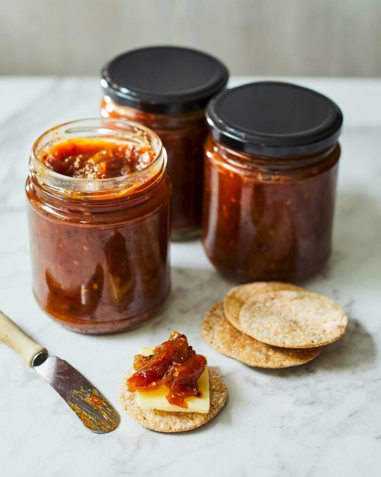 Tomato and apple chilli chutney