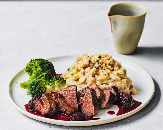 Venison steaks with blackberry sauce