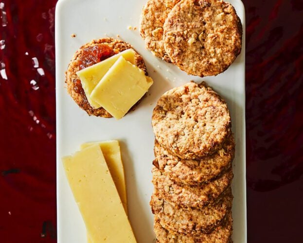 Mulling-spiced apple biscuits for cheese