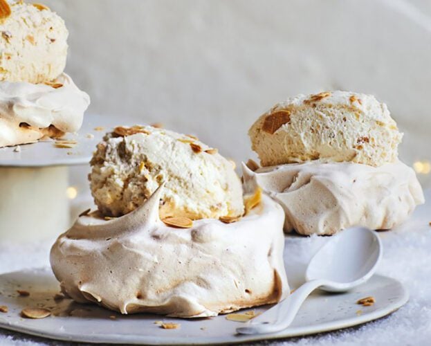 Almond cheesecake meringue nests