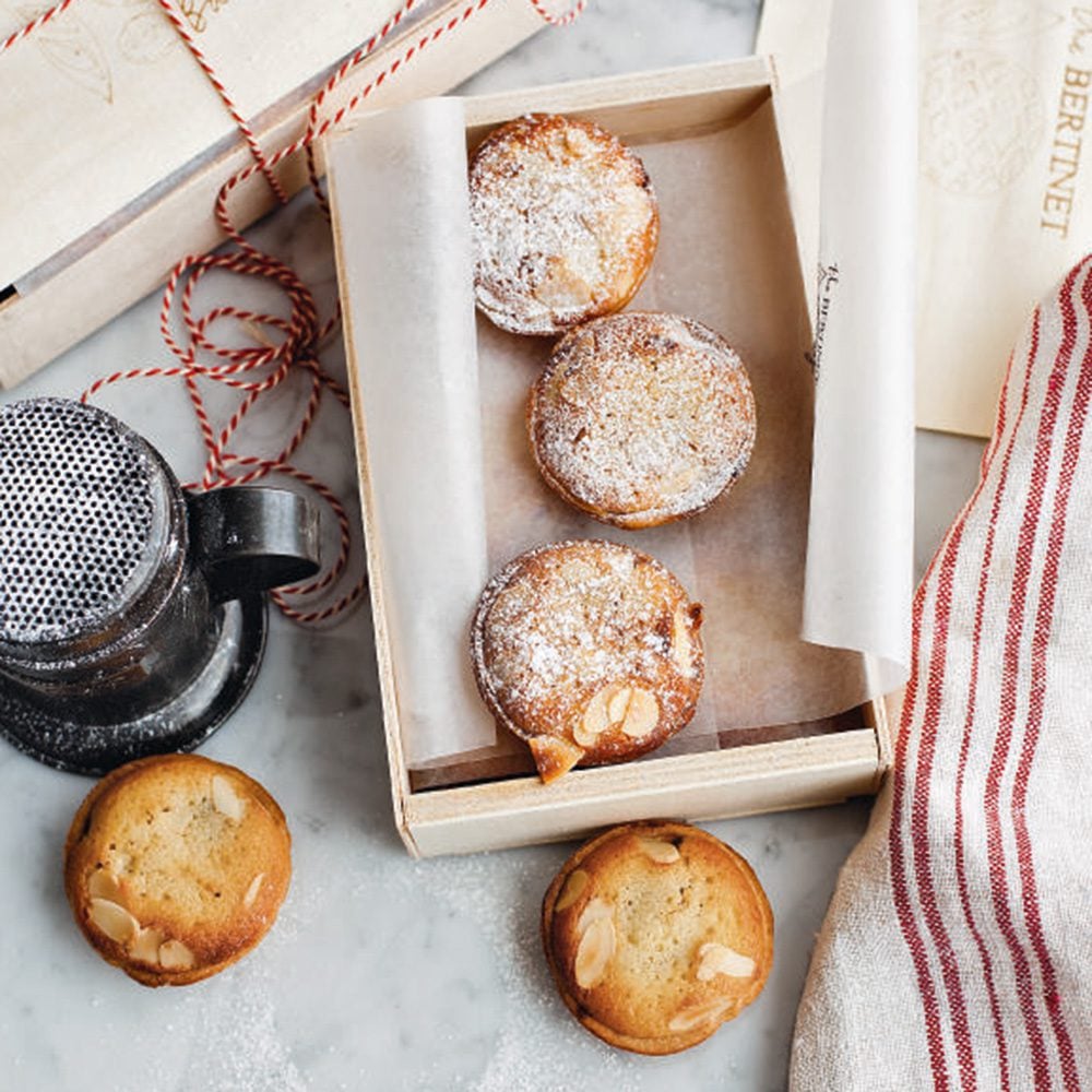 Icing sugar-dusted mince pies in a wooden box