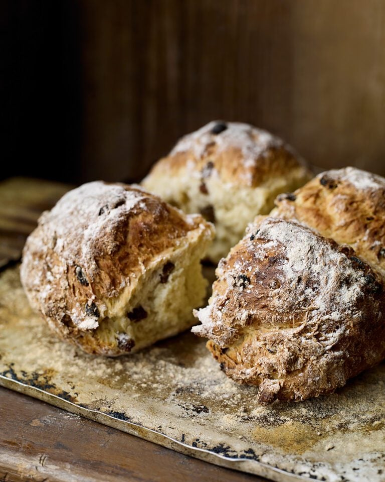 Spotted dog (Irish soda bread with sultanas)