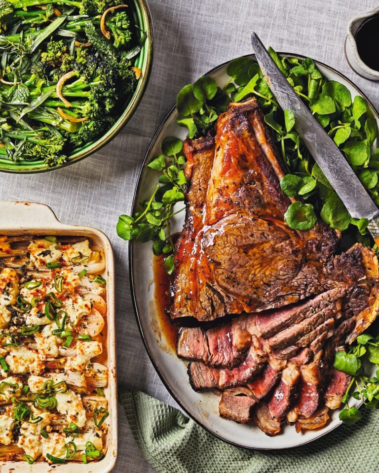 Rib of beef with onions, goat’s cheese and broccoli