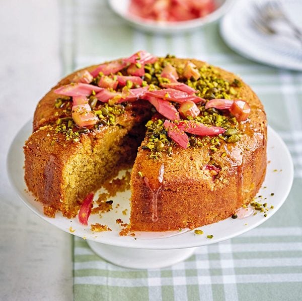 Rhubarb and pistachio cake