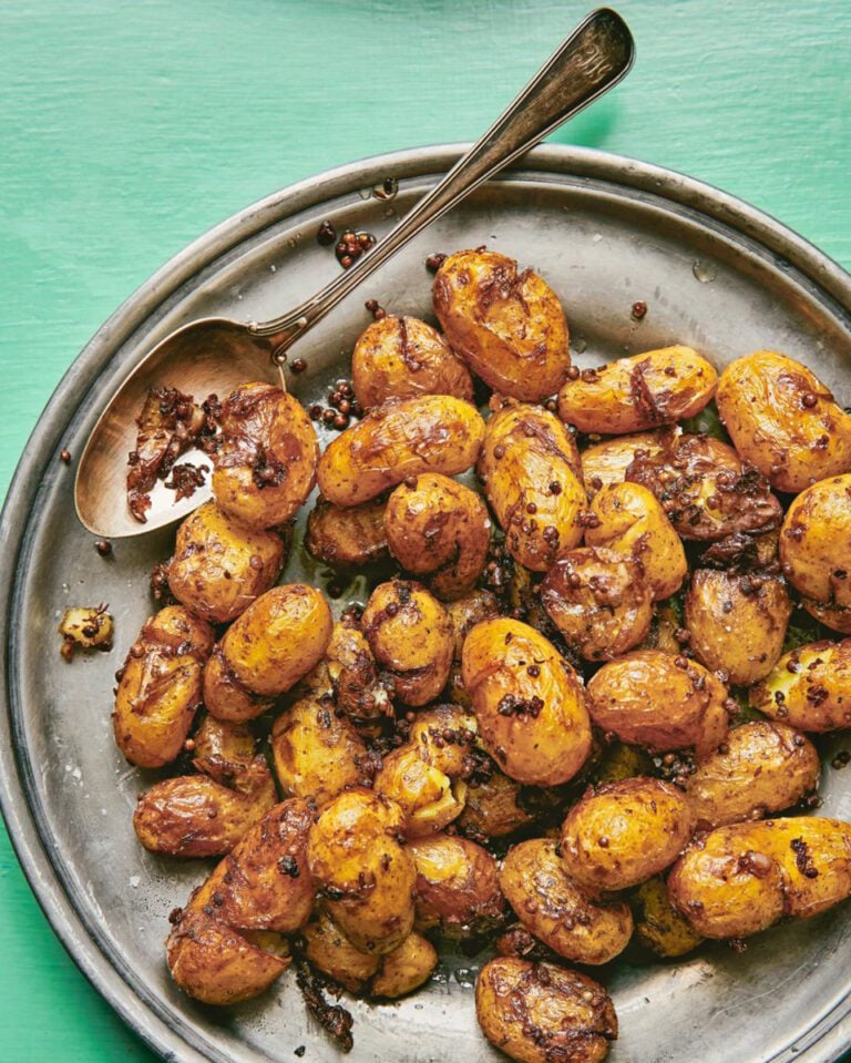 Patates antinaxtes (pan-fried new potatoes with red wine and coriander)