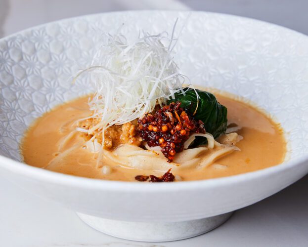 Susuru (udon noodle soup with chicken and sesame)