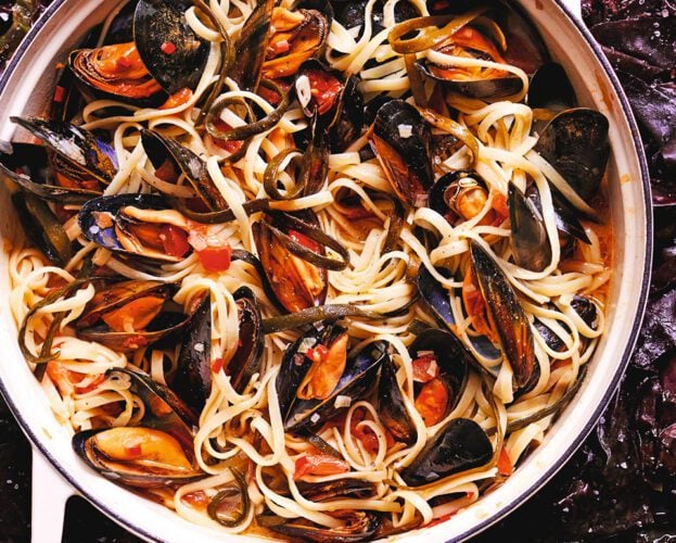 Mussel and sea lettuce linguine