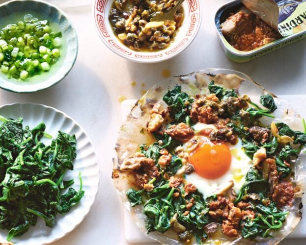 Rice paper pizzas with eggs, spinach and sardines