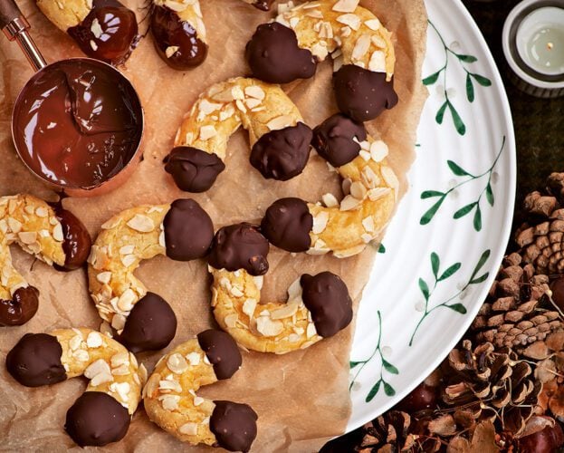 Almond antlers biscuits (mandelhörnchen)
