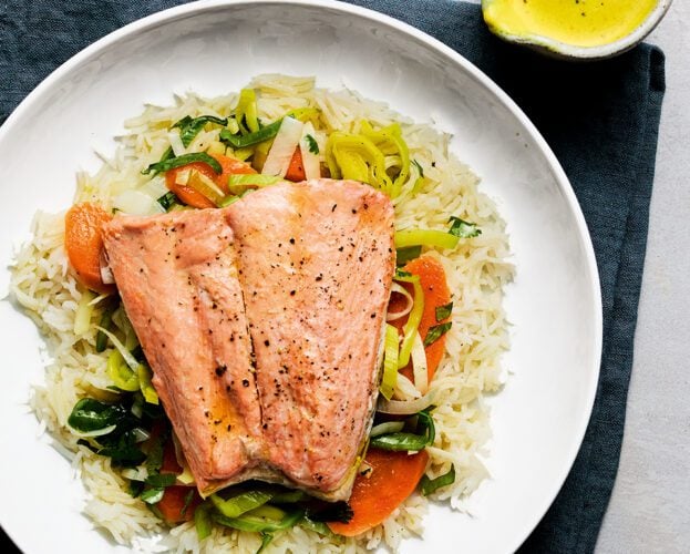 Steamed trout and leeks with curried cream