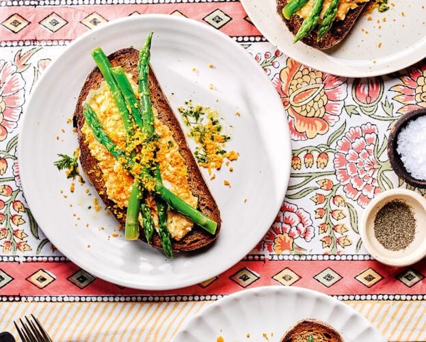 Asparagus and egg mayo toasts