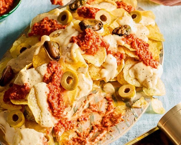 Loaded crisps with Spanish-style dips