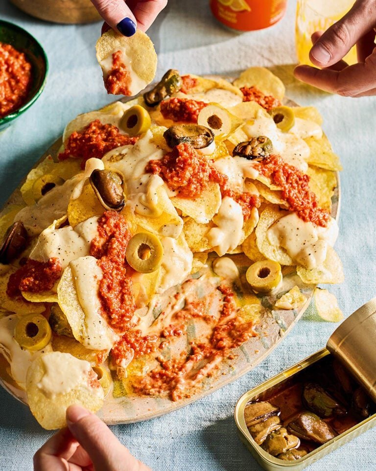 Loaded crisps with Spanish-style dips
