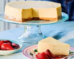 Clotted cream cheesecake with roast strawberries