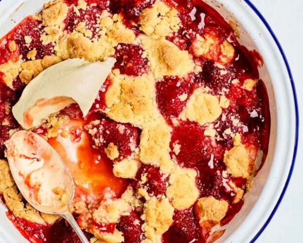 Strawberry and vanilla summer crumble