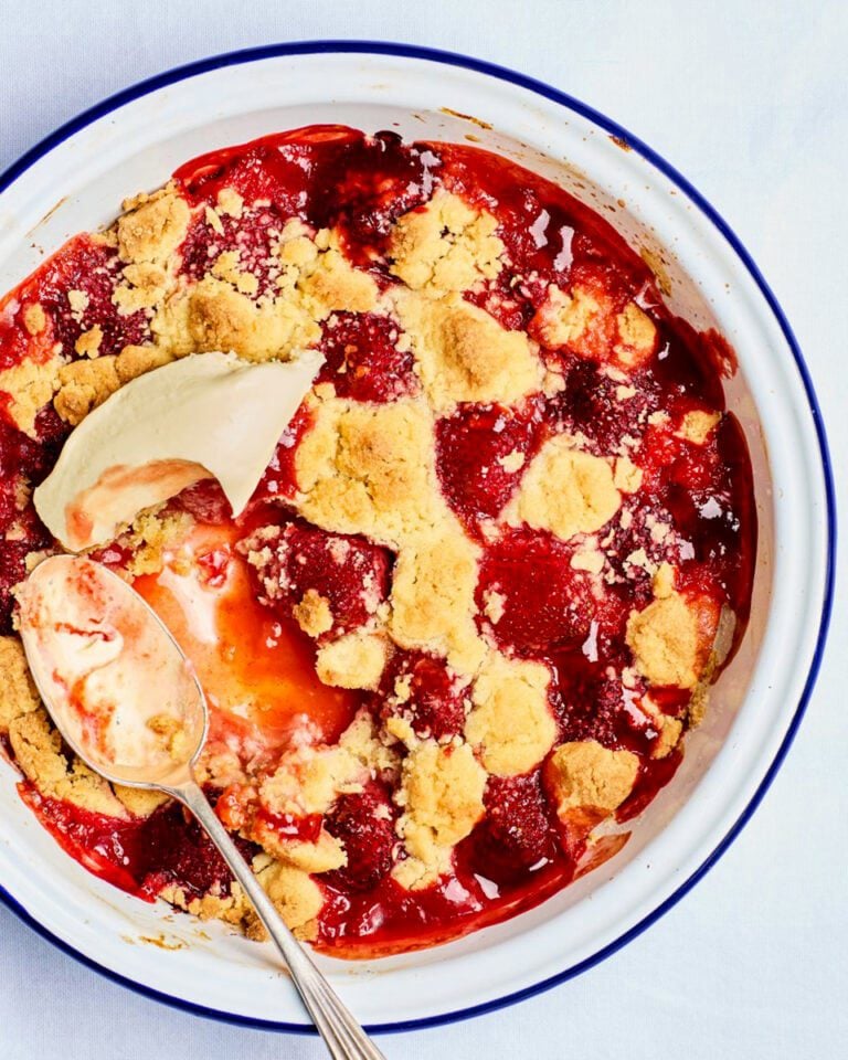 Strawberry and vanilla summer crumble