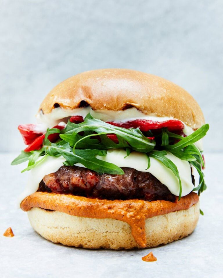 Chorizo burgers with manchego cheese sauce