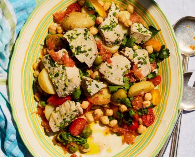Tuna salad with potatoes, chickpeas and tomato dressing