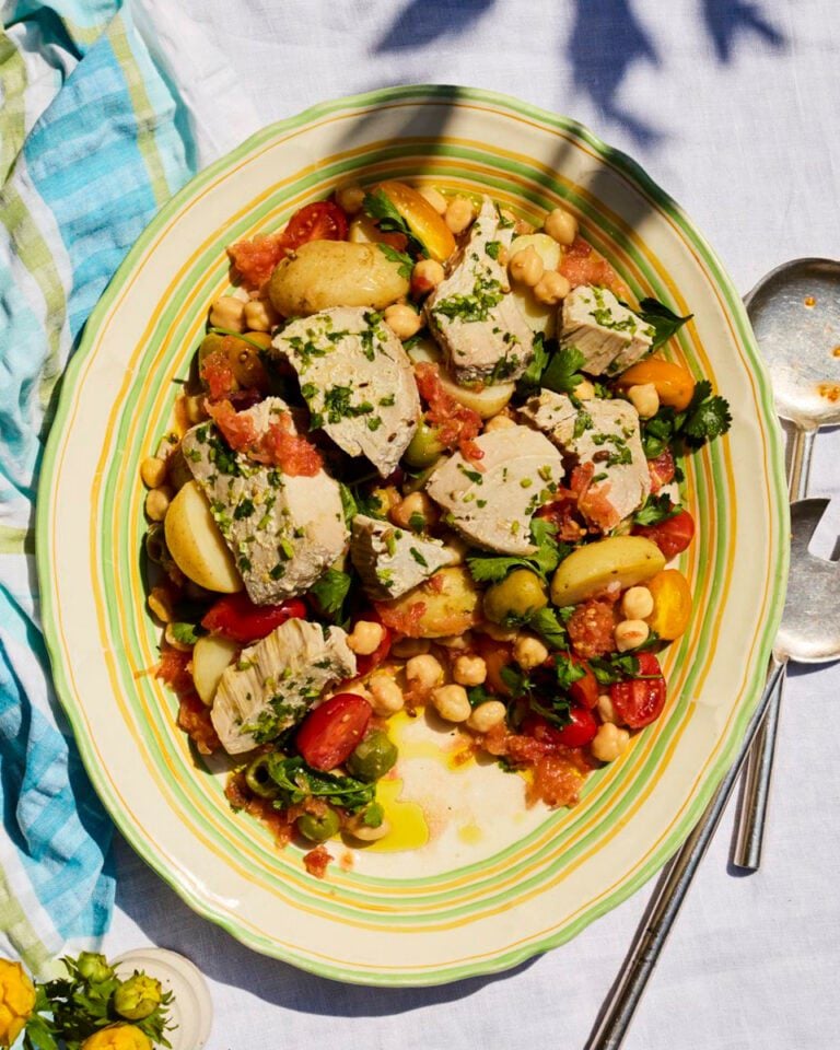 Tuna salad with potatoes, chickpeas and tomato dressing