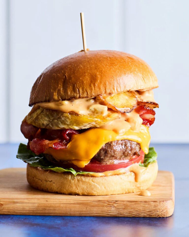 Chorizo burgers with manchego cheese sauce